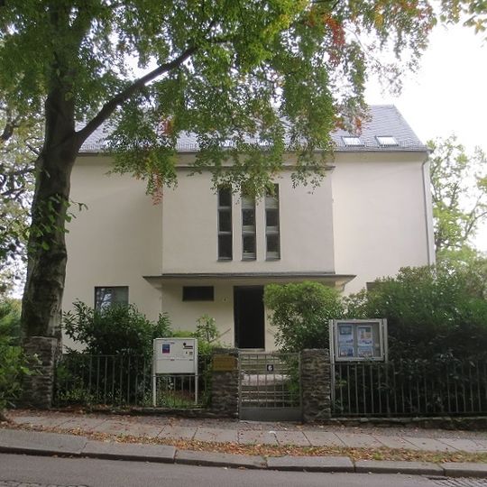Villa mit Garten und Einfriedung Küchwaldring 6