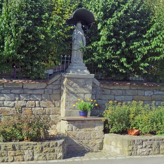 Madonnen-Statue über Mensa