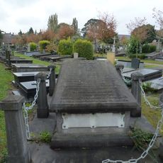 Grafzerk voor drie mannen uit de familie Raymakers in eclectische stijl