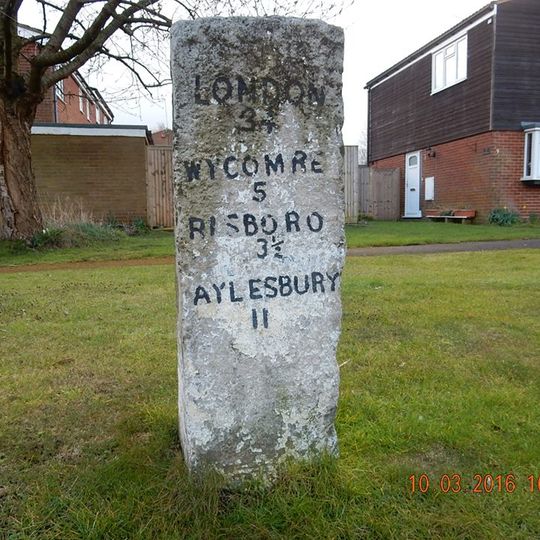 Milestone, Chiltern View; houses near Saunderton, at jct. with Hill View