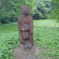 Dřevěná socha medvěda u Libníče