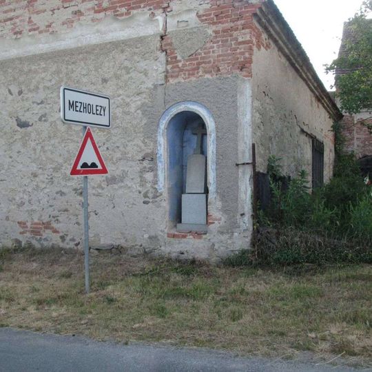 Vestavěná kaplička v Mezholezech u cesty do Bukové