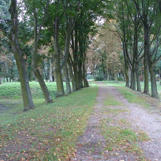 Park z aleją dojazdową od szosy Gruszczyce-Wojków