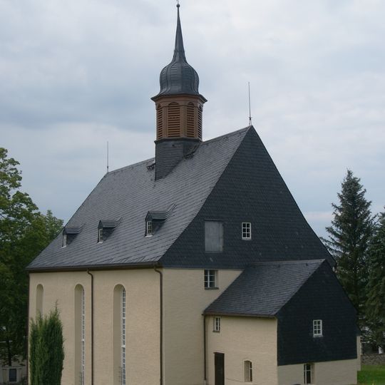 Kirche , Kirchhof mit Einfriedung und Grabmal an der Kirche Hauptstraße 110