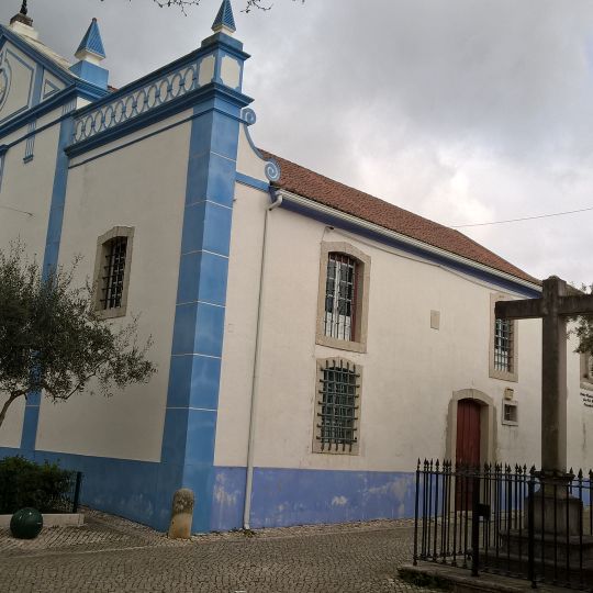 Igreja de Nossa Senhora da Misericórdia, matriz de Belas, incluindo o património móvel integrado e o adro