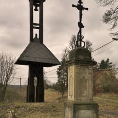 Zvonička a kříž
