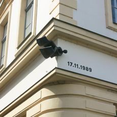 Pamětní deska k 17.11.1989 na rohu domu Mírové náměstí 14/6 v Litoměřicích