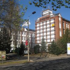 Fabrikanlage mit drei unterschiedlich großen Gebäuden, davon ein Wohn- und Verwaltungsgebäude (Nr. 101) Straße der Nationen 99; 101