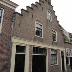 Pand met brede trapgevel