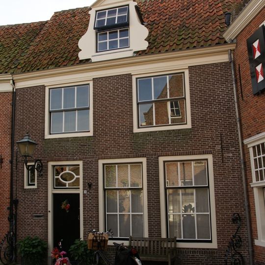 Eenvoudig huis met rechte kroonlijst en dakkapel