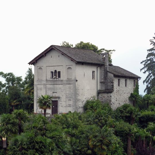 Chiesa di S. Michele con rovine del castello medievale
