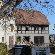 Auszugshaus und östliche Scheune eines Gehöfts August-Bebel-Platz 5