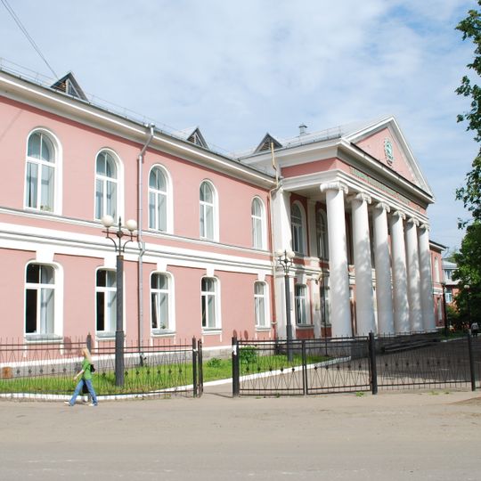 Здание, где в техникуме железнодорожного транспорта в разные годы учились видный государственный деятель В.А. Малышев и Герой Советского Союза К.С. Заслонов