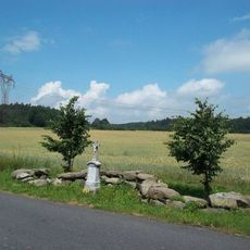 Kříž východně od Kvášňovic u křižovatky