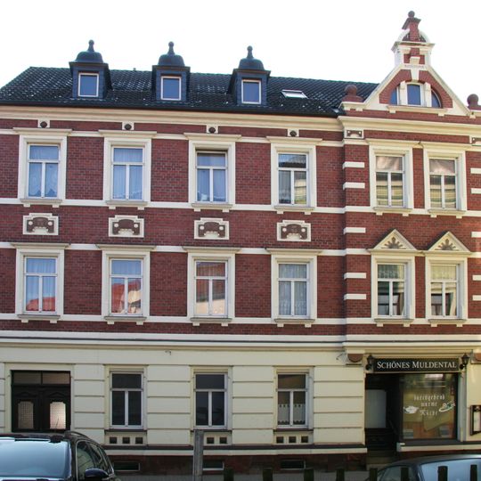 Mietshaus in halboffener Bebauung