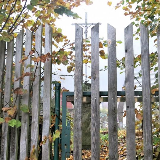 Kříž v zahradě domu 23 v Horním Prysku