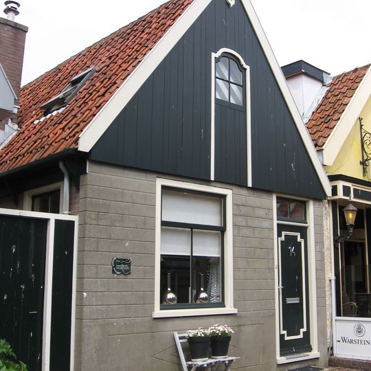 Eenvoudig pandje met topgevel met houten voorschot