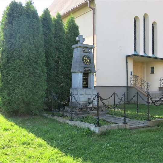 Pomník padlým u kostela v Českých Hamrech