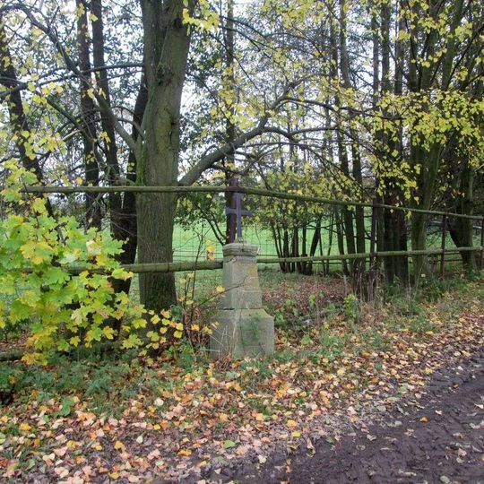 Kříž severně od Nezdřevu u rozcestí