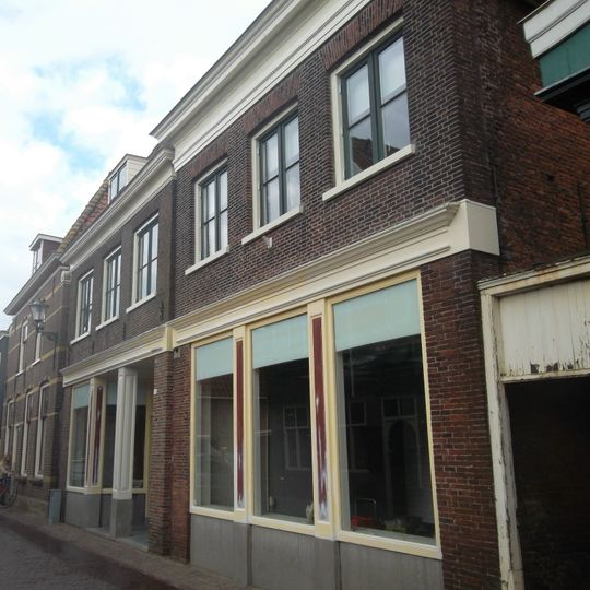 Huis met aan de straat een bakstenen lijstgevel