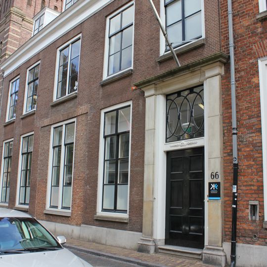 Pand met gevel met rechte kroonlijst. Rechts van de deur twee gevels met rechte lijst uit 19e eeuw die resten zijn van het 15e-eeuwse huis Blikkenburg.