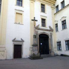 Kříž u kostela Povýšení svatého Kříže v Prostějově