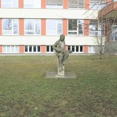 Socha Dívka s kytarou u školy v Havlíčkově ulici v Litoměřicích