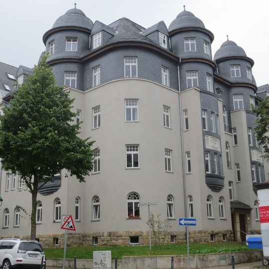 Mietshaus in geschlossener Bebauung in Ecklage mit Vorgarten Ulmenstraße 35