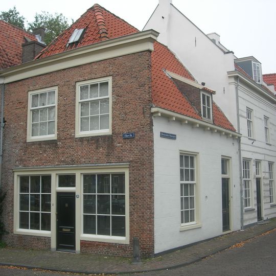Huis met lijstgevel, hoek Bloemendalse Binnenpoort. Blinde zijgevel met vensternissen