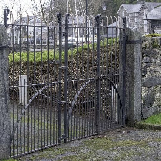 Harbour yard walls and gates to Greaves Wharf and Oakleys Wharf