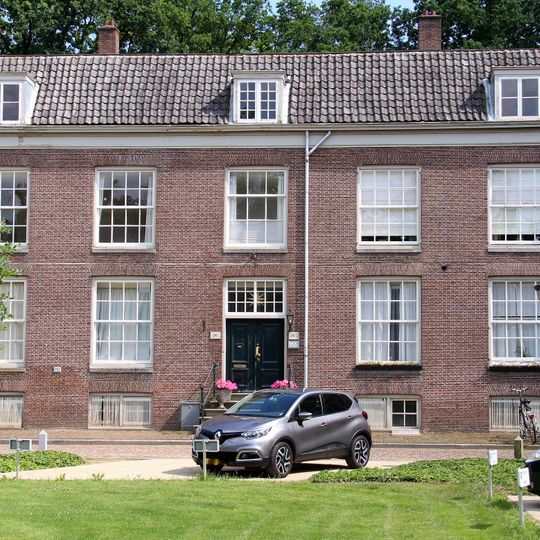 Pand met sobere inspringende lijstgevel