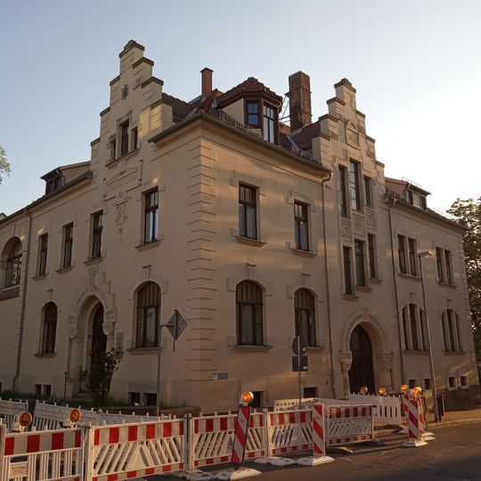 Pfarrhaus in offener Bebauung und Ecklage Schulstraße 3