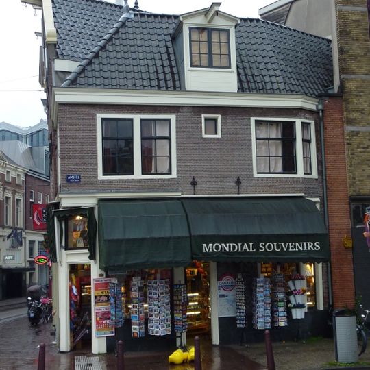 Hoekhuisje onder schilddak