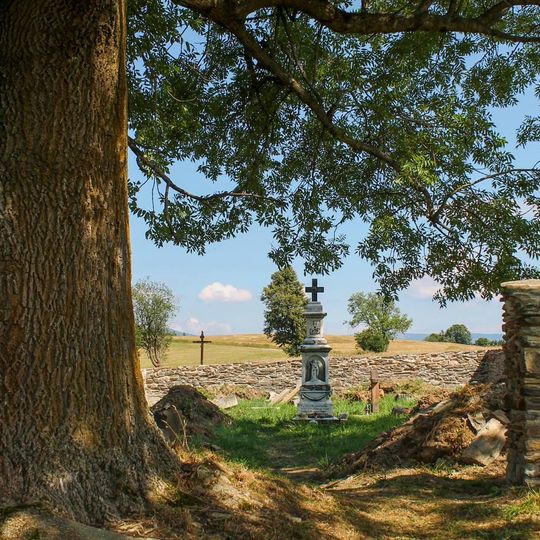 Kříž v Pramenech u Žárové na hřbitově