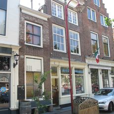Huis met eenvoudige rechte gevel met gesneden gootconsoles