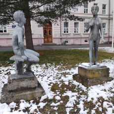 Sousoší dětí u školy v Mírové ulici v Mimoni