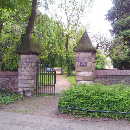 Hekpijlers Begraafplaats Espoortstraat