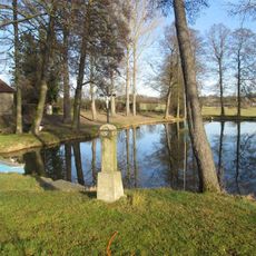 Kříž u rybníka v Dolním Valdorfu