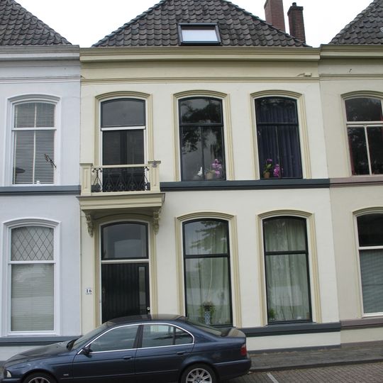 Pand met gepleisterde lijstgevel en schilddak