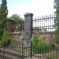 Pomník padlým v Tochovicích u kostela