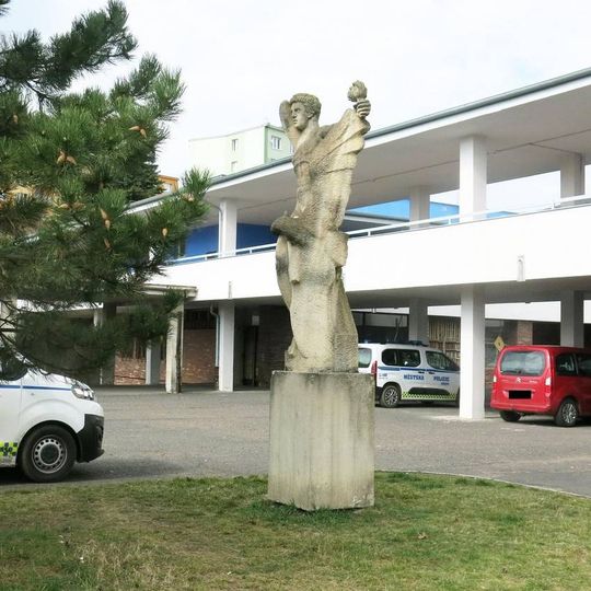 Socha před domem Vinařická 1425 v Jirkově