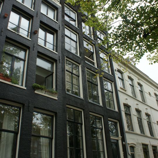 Pand met klokgevel met empire deurpartij