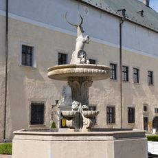 Hrad Červený Kameň, fontána