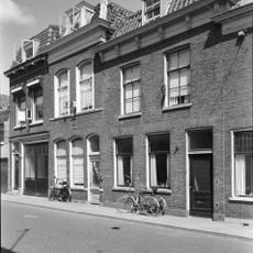 Huis met lijstgevel met gesneden consoles en in de verdieping late empire-ramen