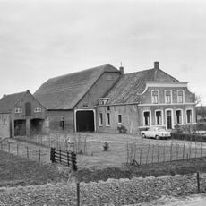 Boerderij met woonhuis met ingezwenkte halsgevel en Vlaamse schuur met langsdeel