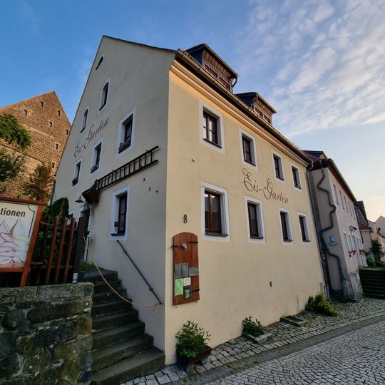 Wohnhaus in offener Bebauung Schloßstraße 8