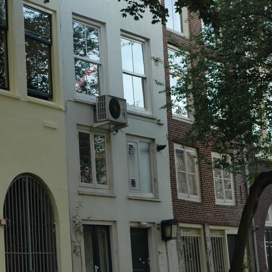 Pand met lijstgevel aan de Oudegracht zijde