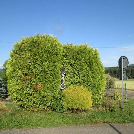 Kříž v Těních u křižovatky