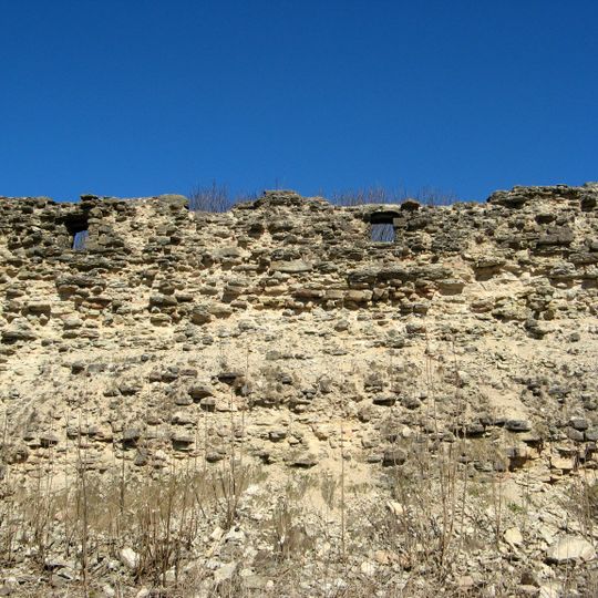 Стена между Наугольной и Средней башнями