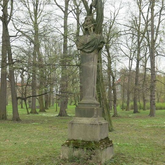 Socha Satyra v zámeckém parku v Duchcově